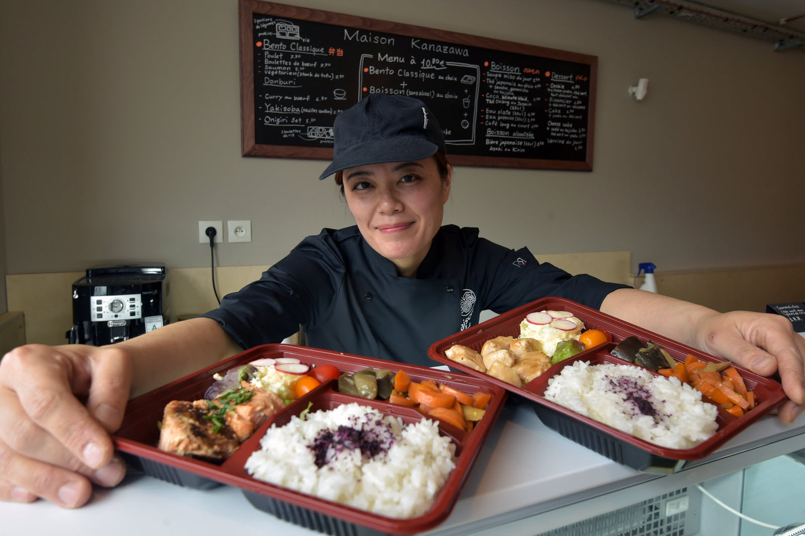 Saiko Tonami, chef de Maison Kanazawa, présentant ses bentos faits maison